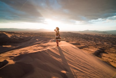 站在沙漠中的女人